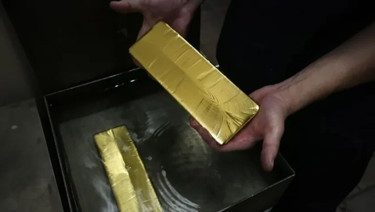 سبائك من الذهب - المصدر: بلومبرغ