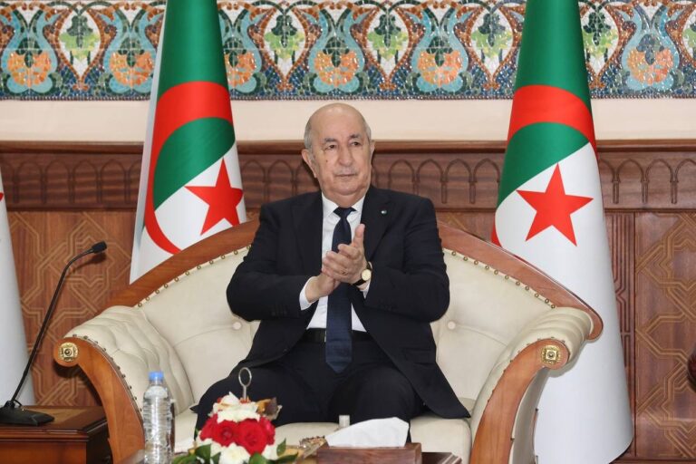 الرئيس تبون يشيد بمسيرة الكاتب والعلامة الشيخ محمد صالح الصديق ويمنحه وسام “عهيد” الرئيس تبون يهنئ ويكرم