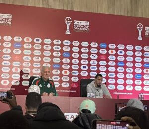 بن ناصر خلال الندوة الصحفية قبل مباراة الكونجو الديمقراطية