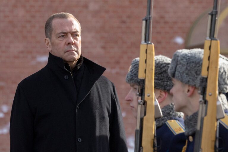 ميدفيديف ساخرا من ترامب: صانع السلام أظهر وجهه الحقيقي مرة أخرى