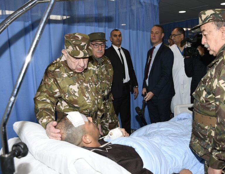 تحطم طائرة عسكرية.. الفريق أول السعيد شنقريحة يتفقد المصابين بالمستشفى السعيد شنقريحة يتفقد المصابين