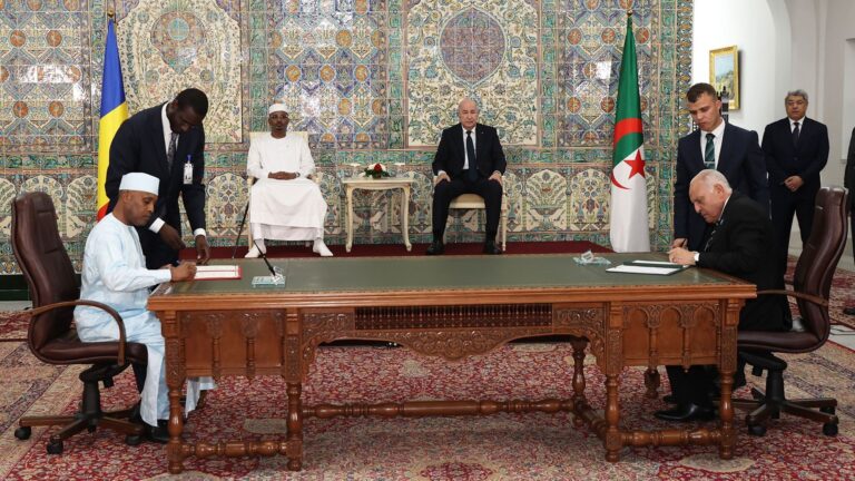 الرئيس الجزائري عبد المجيد تبون ونظيره التشادي محمد إدريس ديبي اتنو يشرفان على مراسم التوقيع على عدة اتفاقيات ومذكرات تفاهم تشمل مختلف مجالات التعاون بين البلدين (المرادية في 22 أفريل 2026)