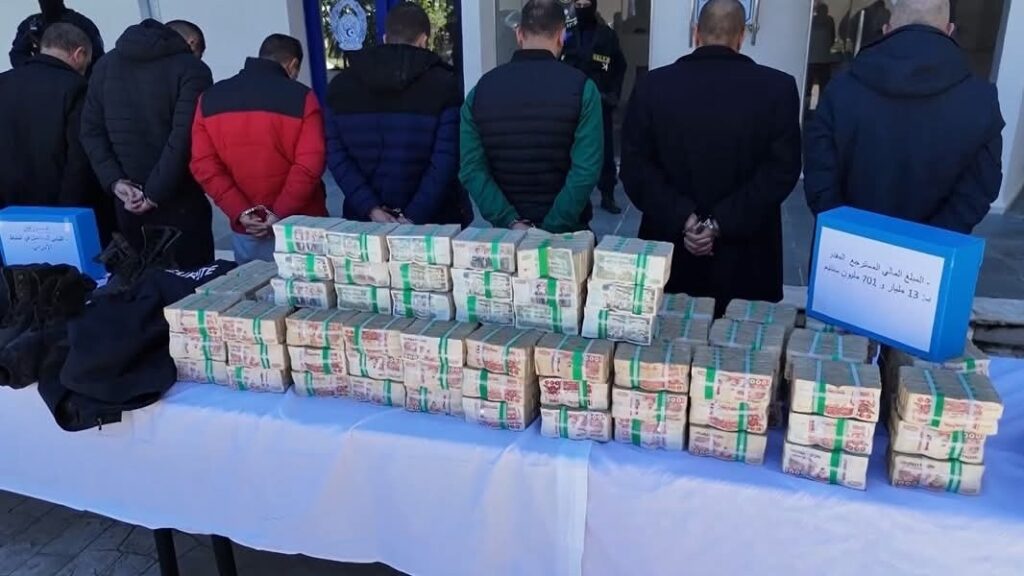 قالمة: توقيف 11 شخصا واسترجاع قرابة 14 مليار سنتيم في قضية سرقة بنك