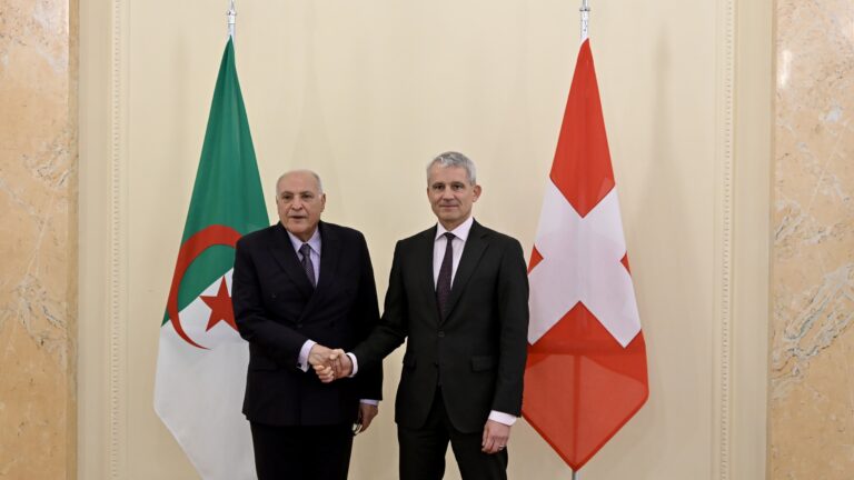 عطاف يجري محادثات مع رئيس دائرة العدل والشرطة السويسري بيات يانس