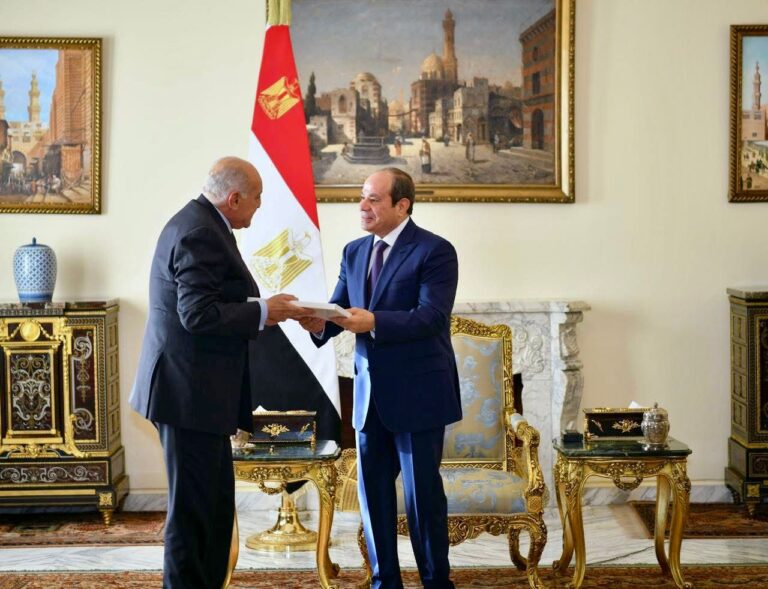 خارجية: عطاف ينقل رسالة خطية من الرئيس تبون إلى نظيره المصري