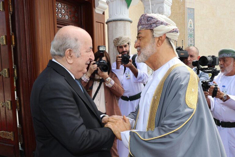 الرئيس تبون يتلقى مكالمة هاتفية من سلطان عمان تبادلا فيها التهاني بمناسبة عيد الأضحى الرئيس تبون يستقبل ضيف الجزائر السلطان العماني هيثم بن طارق بقصر المرادية يوم 5 ماي 2025