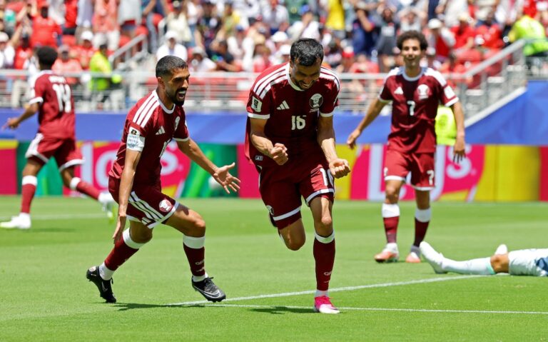 قطر تنتزع أول نقطة لها في كأس العالم بتعادل مثير 1-1 مع سويسرا